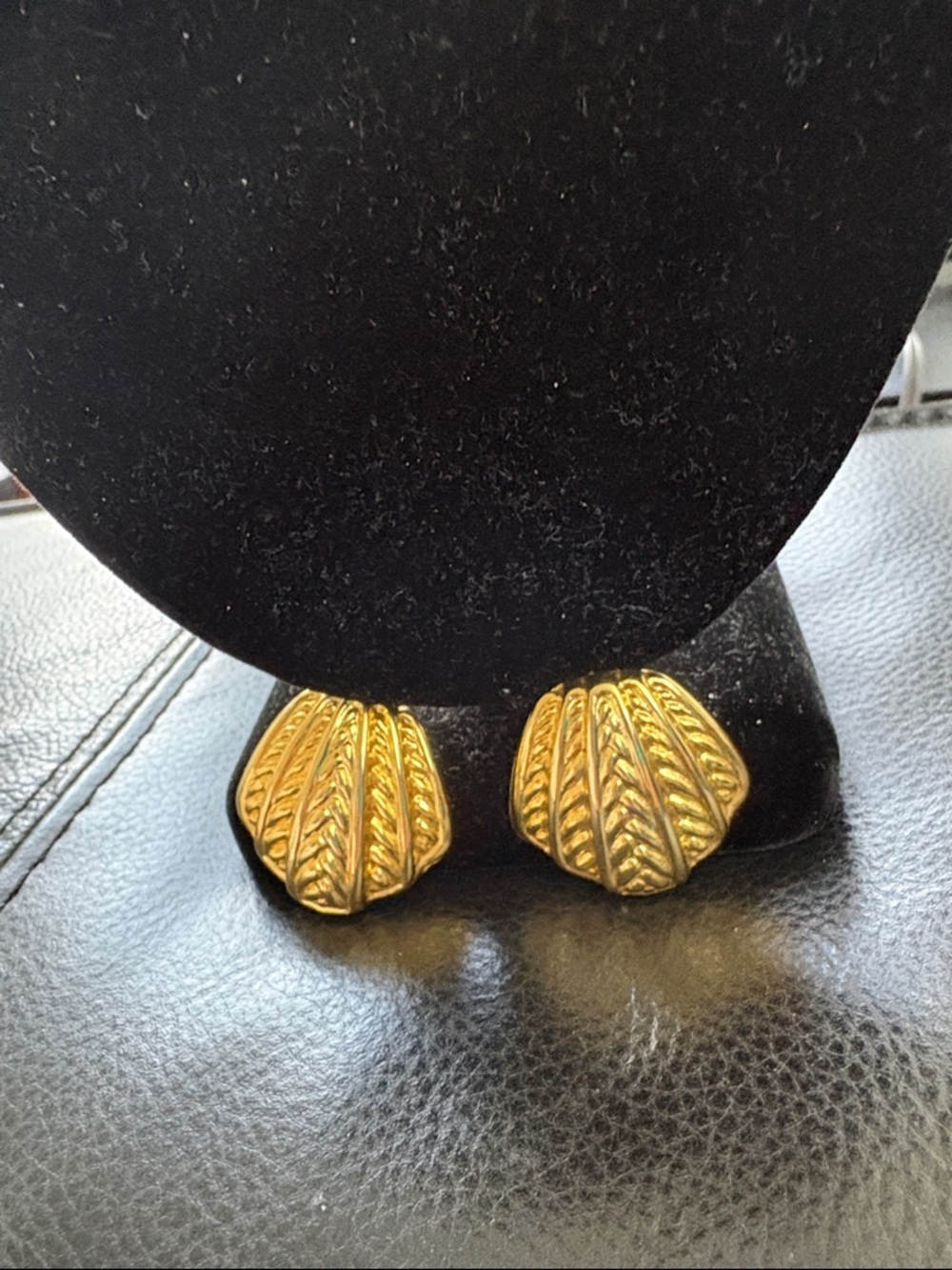 Vintage Bold Gold-Tone Link Necklace and Pierced  Earrings - Picture 3 of 10